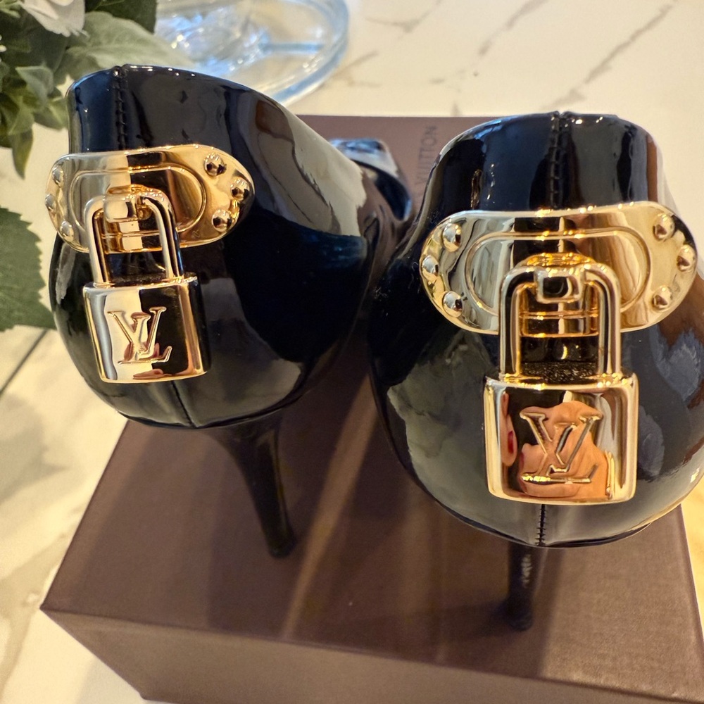 AUTHENTIC LV Louis Vuitton Black Heels with Gold Lock Detail - Picture 17 of 17